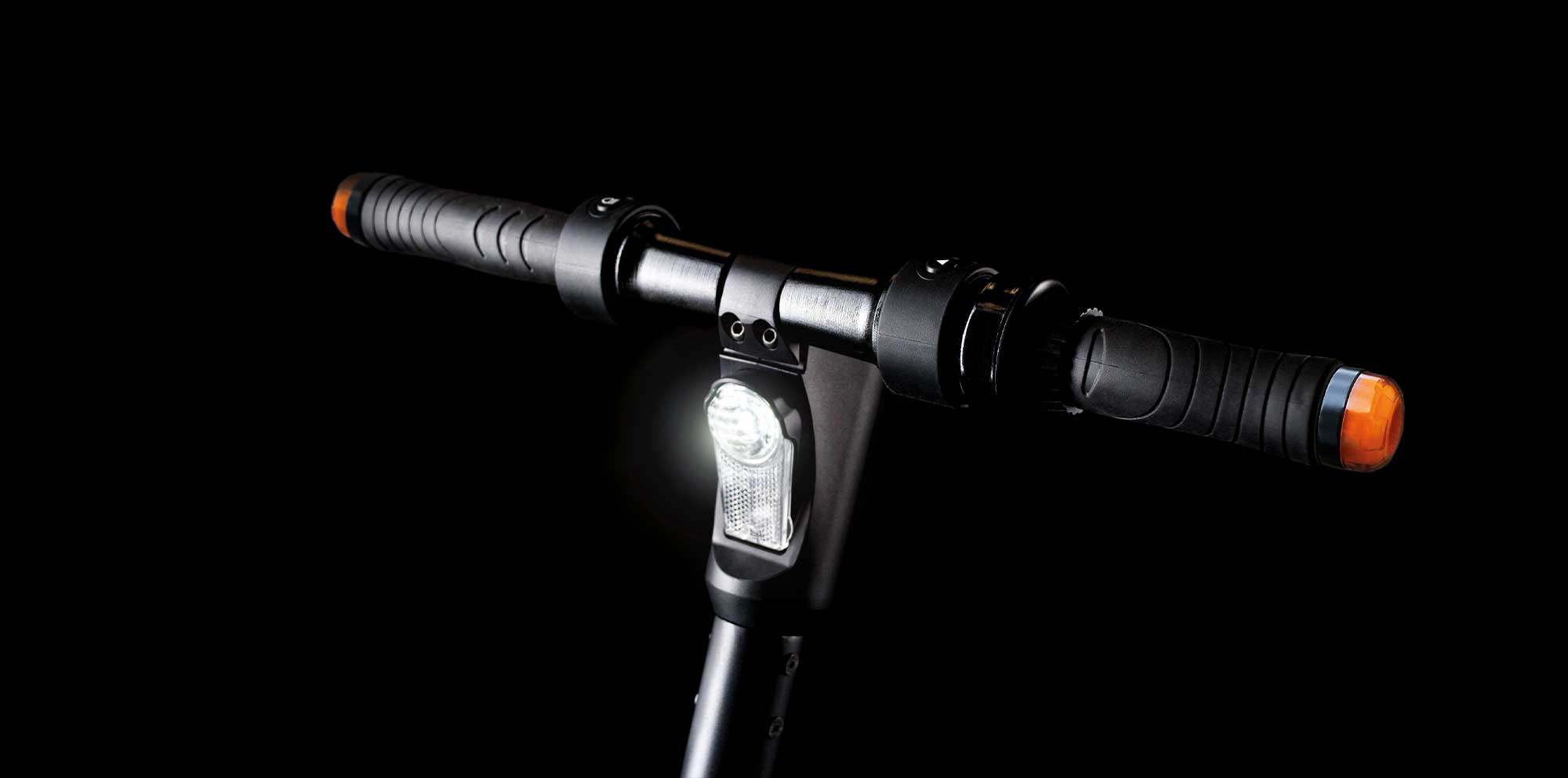 Nahaufnahme des Scheinwerfers des Shift iQ E-Scooters als Low-Key.